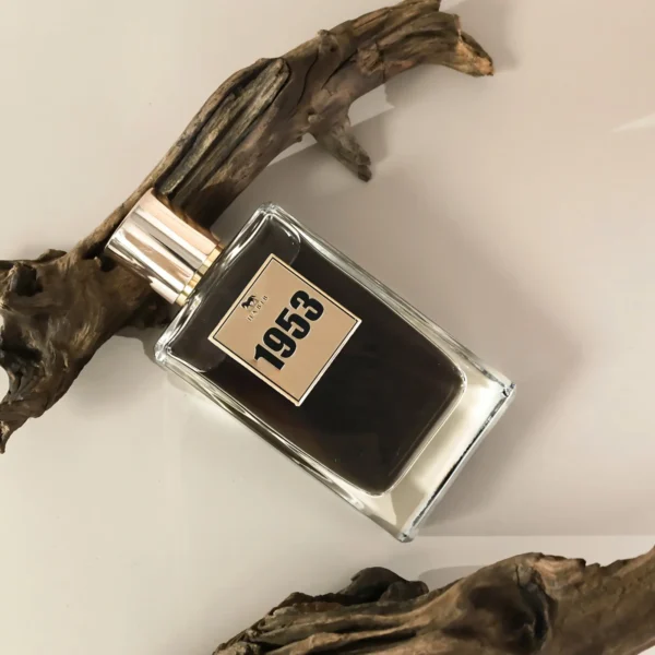 Inspired by mid-century modern design, the 1953 bottle is a statement piece. Sleek lines, a robust silhouette in deep amber glass, crowned with a metallic cap that reflects the perfume's contemporary spirit.
